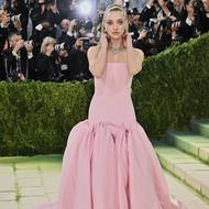 Herečka Amanda Seyfriedová vsadila na růžovou róbu s objemnou sukní.