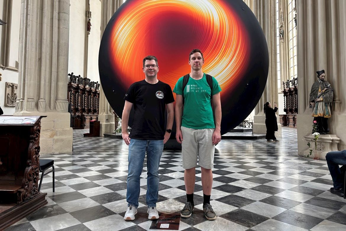 Brněnští astrofyzici vysvětlili příčinu tajemných záblesků u supermasivních černých děr