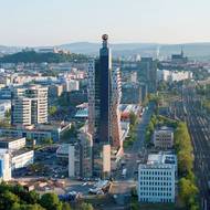 Singulóna na AZ Toweru. Vlevo od ní hrad Špilberk, vpravo katedrála na Petrově.