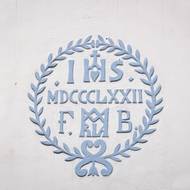Osmdesát procent budov v Holašovicích vzniklo mezi lety 1827 - 1871. Tenhle je o rok novější.