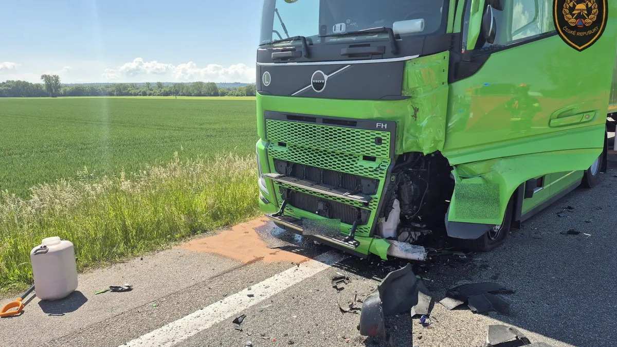 Tragédie u Babic: Pětadvacetiletá motorkářka vjela do protisměru, po střetu s kamionem zemřela