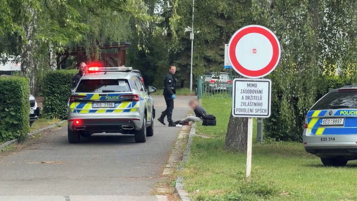V pardubické škole po tragédií pokračují maturity, se studenty pracují psychologové