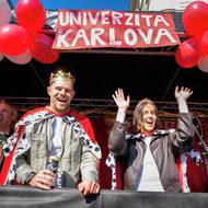 Alegorický vůz Univerzity Karlovy doprovázela i kapela Vypsaná fixa.