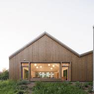 Architektura dobře ladí s přírodním prostředím. 