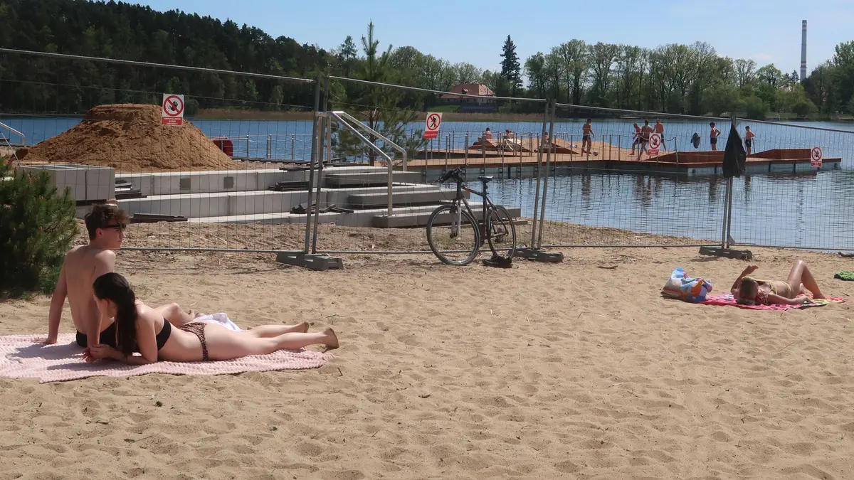 Přišla vedra a lidé obsadili i přes zákaz nová mola na plzeňském Boleváku
