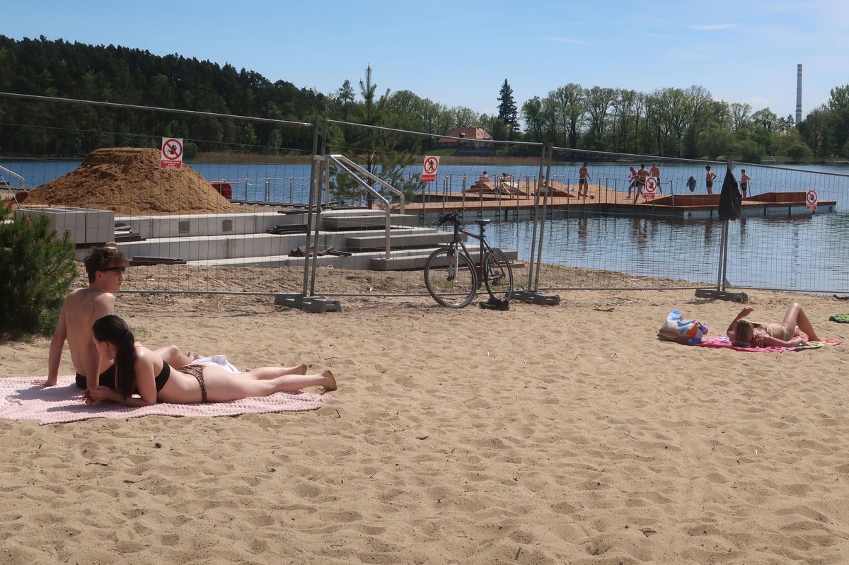 Přišla vedra a lidé obsadili i přes zákaz nová mola na plzeňském Boleváku