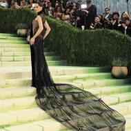 Modelka Cara Delevingne dorazila v černých rafinovaných šatech s dlouhou vlečkou.