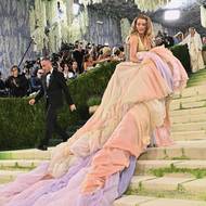 Herečka Blake Lively v pastelové záplavě své vlečky.