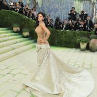 Podobnou kombinaci zvolila i její sestra Kylie Jenner.