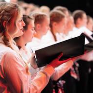 Orchestry doplnilo celkem 13 sborů včetně těch dětských. 