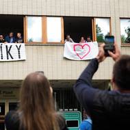 Pochod došel na náměstí Míru, kde sídlí plzeňská pobočka Českého rozhlasu. Několik zaměstnanců rozhlasu si pro demonstrující připravilo děkovné nápisy.
