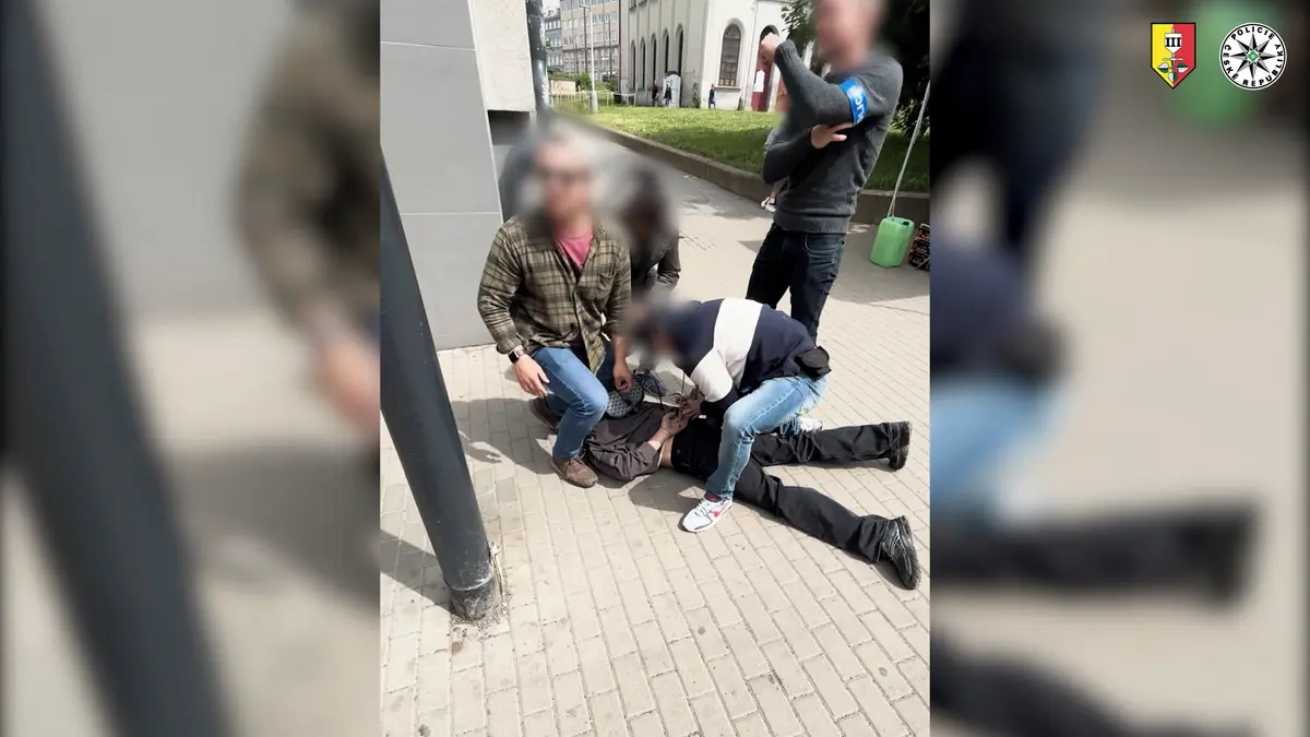 Kurýr falešných bankéřů si dal sraz s obětí u policejní služebny. Nebyl to dobrý nápad