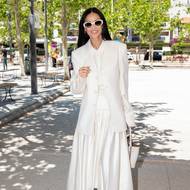 Demi Moore vyrazila v monochromatickém outfitu na oběd do luxusní restaurace v Cannes.