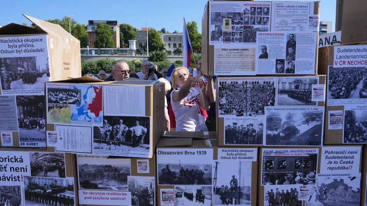 FOTO: „Sudeťáci neprojdou.“ Komunisté v Brně postavili barikádu z krabic