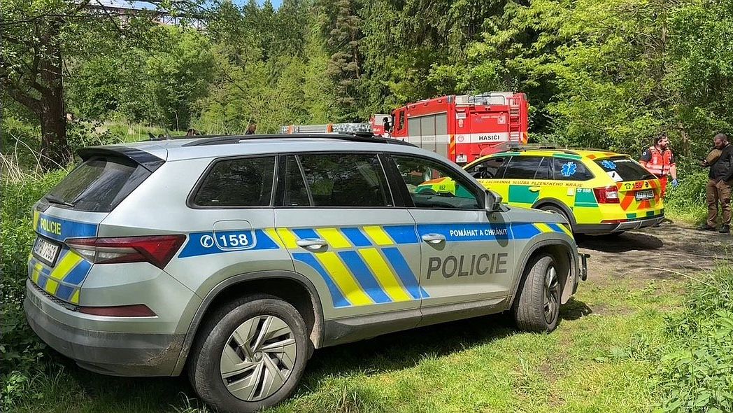 Čtyřletý chlapec na Domažlicku utekl rodičům. Z rybníka na návsi ho vytáhli v bezvědomí