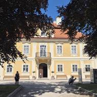 Horní zámek v Panenských Břežanech slouží jako památník protinacistického odboje se stálou expozicí.