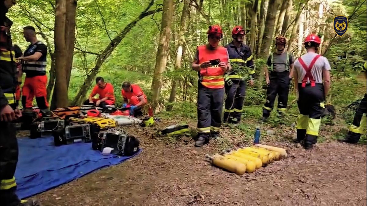 V Moravském krasu uvízlo v podzemí pět jeskyňářů
