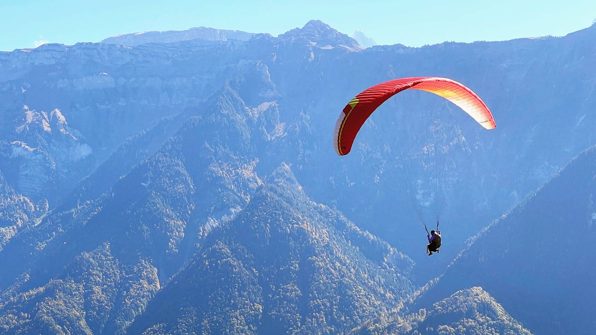 Letadlo nad Alpami smetlo paraglidistku, zachytila to kamera