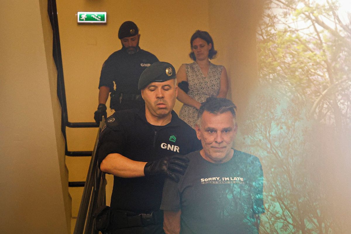 Krkavčí rodiče předvedli show. Sexuální terapeutka zpívala árie a expolicista zmateně křičel