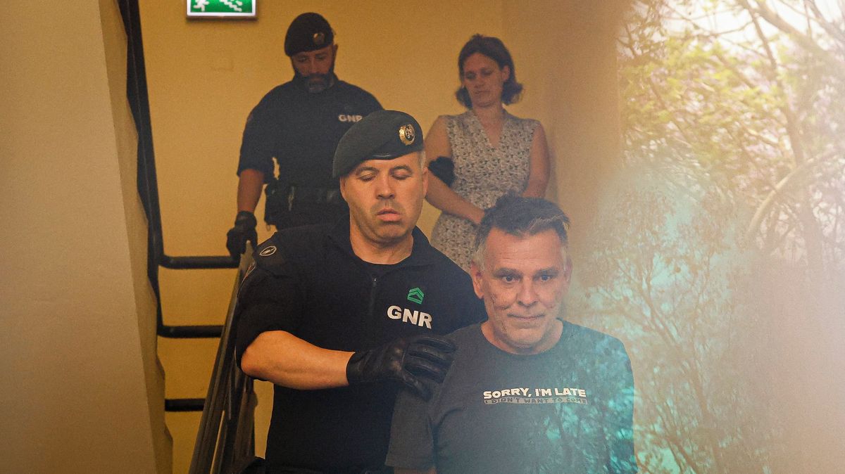 Krkavčí rodiče předvedli show. Sexuální terapeutka zpívala árie a expolicista zmateně křičel