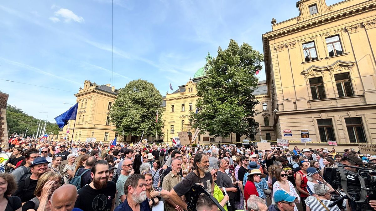 Pochod na podporu televize a rozhlasu dorazil před Úřad vlády. Babiše do koše, skandují protestující