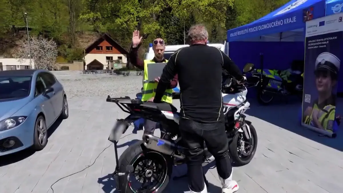 Policie kontroluje v Jeseníkách hlučnost motorek a aut. Padají pokuty