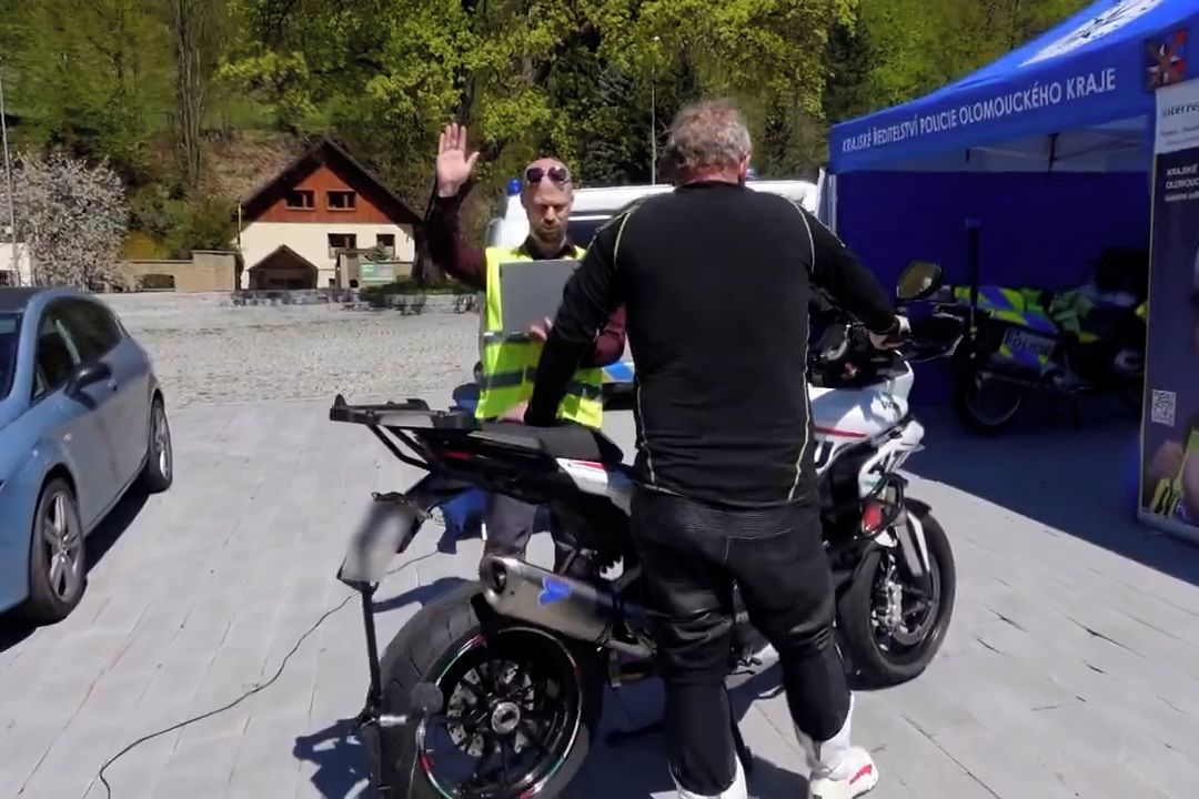 Policie kontroluje v Jeseníkách hlučnost motorek a aut. Padají pokuty