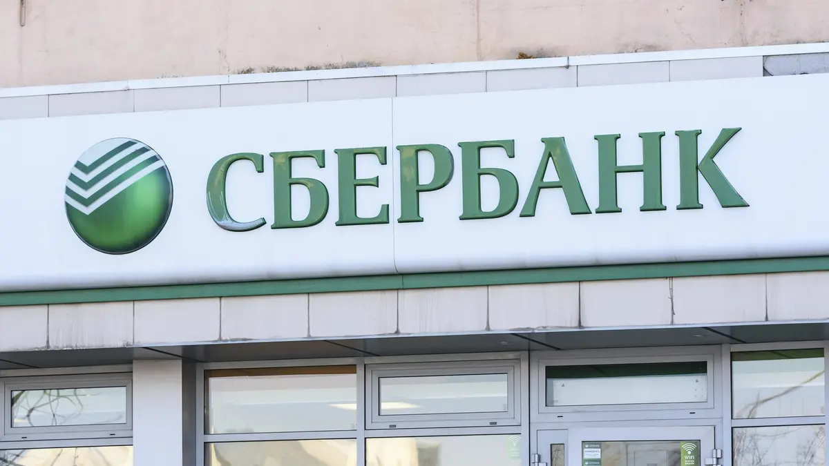 Rublu hrozí propad, varuje Sberbank