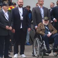 Při slavnostní aktu nechyběli američtí váleční veteráni Joseph Thurmond (vlevo) a Gideon Kantor (na vozíku) 