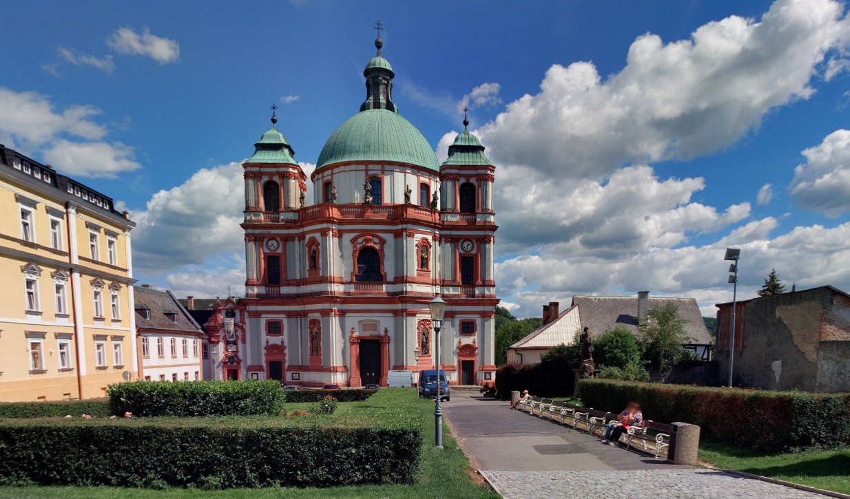 Na okultní praktiky nebo vydírání? V Jablonném přemítají nad krádeží lebky světice