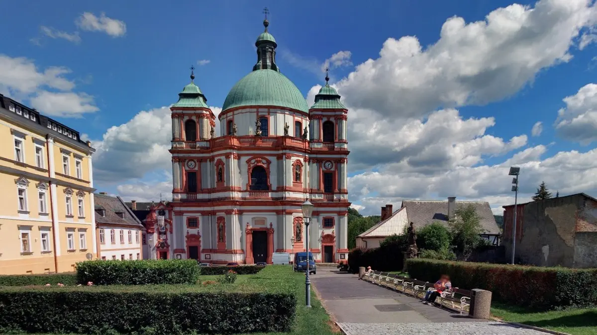 Na okultní praktiky nebo vydírání? V Jablonném přemítají nad krádeží lebky světice
