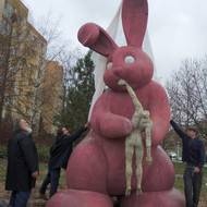 Obří králík pojídající lidské tělo. Autor se inspiroval Goyovým obrazem Saturn požírající svého syna. 