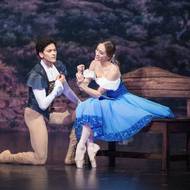 Ústřední mladý pár z Giselle v brněnském  Národním divadle. Mladá venkovská dívka Giselle v podání Ksenii Ovsyanickové ověřuje, zda jí bude Albrecht (Alejandro Virelles) opravdu věrný.