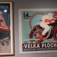 Předválečné plakáty propagovaly i cestování a sport, třeba Slovenskou strelu a pražskou motocyklovou  plochou dráhu 