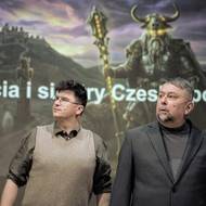 Představení je vhodné pro diváky starší 15 let. Objeví se v něm i kouřostroj a zazní vulgarismy. Na snímku Šimon Krupa (Honza Kovács), Marek Daniel (Zdeněk Dvořák)