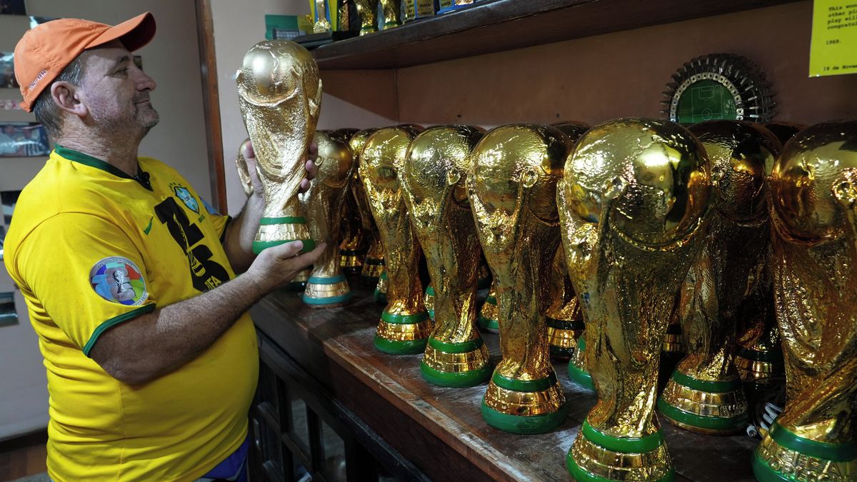 Brazilec vyrábí repliky trofejí fotbalových mistrů světa a sní o šestém titulu pro svou zemi