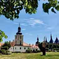 Kostěná ruka poblíž jezuitské terasy je oblíbeným fotospotem odkazujícím ke slavné kostnici.