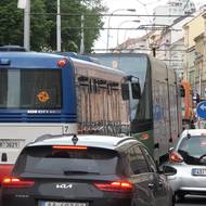 Chaotická situace před odbočováním na objízdnou trasu.