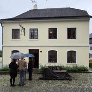 Rodný Freudův dům odkoupilo město před lety, od roku 2006 je v něm muzeum věnované největšímu příborskému rodákovi. Před domem nechybí pověstná Freudova pohovka. 