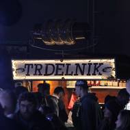 Kde je spousta lidí, tam je i trdelník. A také spousta stánků s langoši a dalším jídlem.