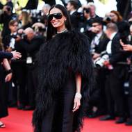 Na červeném koberci se herečka objevila v outfitu značky Gucci, který představil její kreativní ředitel Demna jen o dva dny dříve na nejnovější přehlídce v New Yorku.