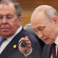 Dvoustranná jednání se odehrávaly ve Velkém sále lidu. Po boku Vladimira Putina seděl ministr zahraničí Sergej Lavrov. 