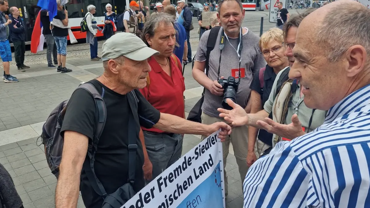 Odpůrci se při sousedské slavnosti v Brně pustili do účastníků sudetského sjezdu