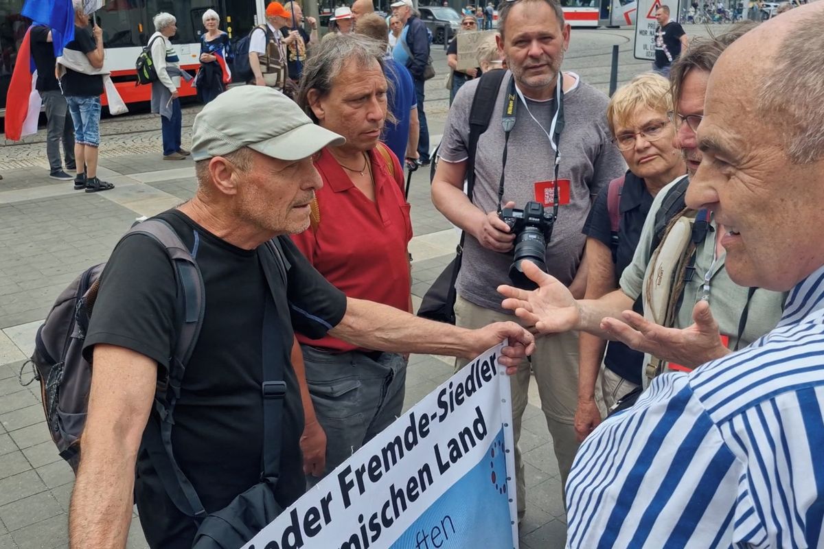 Odpůrci se v Brně pustili do účastníků sudetského sjezdu. Objevil se transparent s hákovými kříži