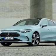Mercedes-Benz CLA 250 s technologií EQ je kompaktní sedan, který automobilka označuje jako čtyřdveřové kupé.