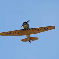 Nad konvojem přeletí historické skvosty jako P-51D Mustang, Harvard Mk.II nebo Boeing B 75 Stearman.
