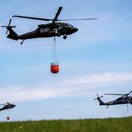 V pondělí se do hašení zapojily i dva vrtulníky Black hawk armády Slovenska. 