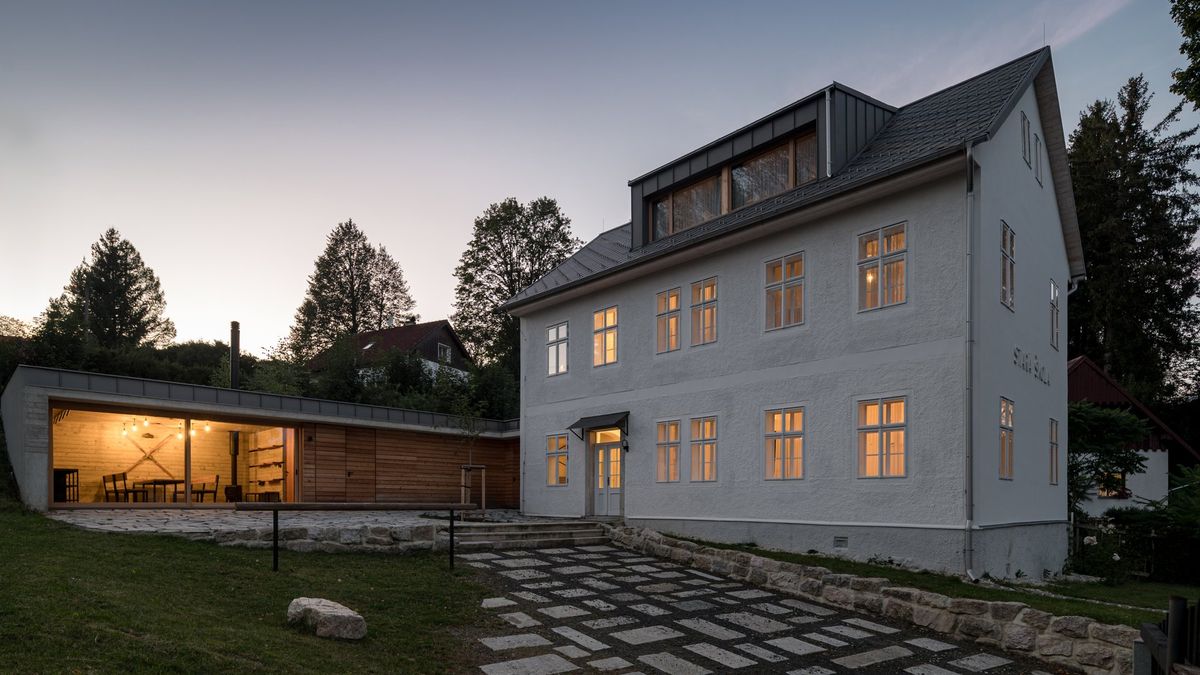 Stará škola v Loučné prošla rekonstrukcí, která zachovala její architektonické půvaby a dala jí nový účel