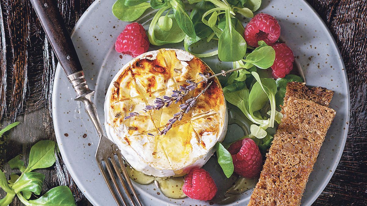 Recept na rozpečený kozí camembert s levandulovým medem, malinami a salátem