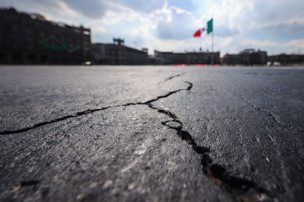 Dva centimetry měsíčně. Mexické hlavní město se propadá